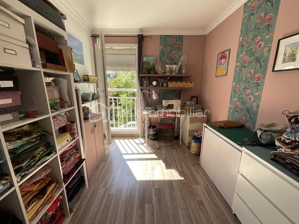 Marie-Mylène Louis vous présente :

Situé à Fresnes, au sein d’une résidence calme et verdoyante, cet appartement se trouve au 2ᵉ étage sur 10 et bénéficie d’un environnement agréable, à proximité immédiate d’Antony et des commodités.

D’une superficie de 62 m², il offre un séjour lumineux prolongé par un balcon exposé plein sud, avec une vue dégagée et verdoyante, sans aucun vis-à-vis : un véritable atout pour le confort au quotidien.

L’appartement se compose de :

-Une entrée
-Un séjour lumineux
-Une cuisine indépendante
-Trois chambres
-Une salle de bains
-Un WC séparé
-Une cave

Le stationnement est libre au sein de la résidence.

Vous apprécierez également la proximité immédiate des écoles, commerces et du centre-ville, ainsi que l’accès au RER C Chemin d’Antony, situé à environ 14 minutes à pied.

Un bien idéal pour une famille ou pour un investissement locatif, offrant un cadre de vie à la fois calme et pratique.

Disponible 7j/7 pour vos visites. Une question ? Un projet ? Je suis à votre écoute pour vous accompagner à chaque étape.

Note : Afin de vous accompagner dans votre projection, certaines images de la galerie sont conçues par intelligence artificielle. Elles illustrent les possibilités d’aménagement et de finitions pour vos futurs travaux.