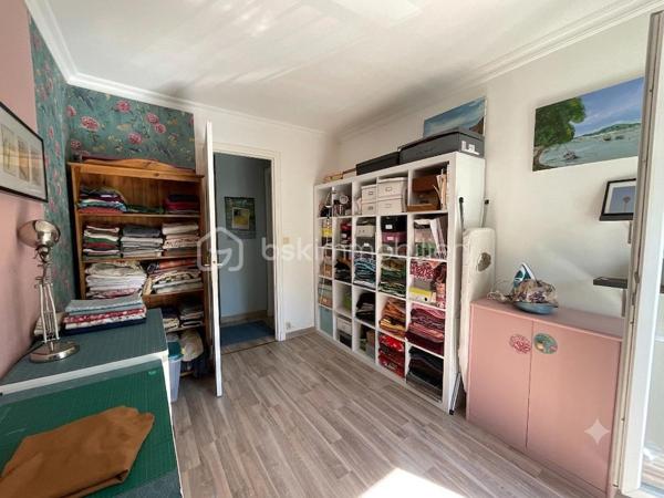 Marie-Mylène Louis vous présente :

Situé à Fresnes, au sein d’une résidence calme et verdoyante, cet appartement se trouve au 2ᵉ étage sur 10 et bénéficie d’un environnement agréable, à proximité immédiate d’Antony et des commodités.

D’une superficie de 62 m², il offre un séjour lumineux prolongé par un balcon exposé plein sud, avec une vue dégagée et verdoyante, sans aucun vis-à-vis : un véritable atout pour le confort au quotidien.

L’appartement se compose de :

-Une entrée
-Un séjour lumineux
-Une cuisine indépendante
-Trois chambres
-Une salle de bains
-Un WC séparé
-Une cave

Le stationnement est libre au sein de la résidence.

Vous apprécierez également la proximité immédiate des écoles, commerces et du centre-ville, ainsi que l’accès au RER C Chemin d’Antony, situé à environ 14 minutes à pied.

Un bien idéal pour une famille ou pour un investissement locatif, offrant un cadre de vie à la fois calme et pratique.

Disponible 7j/7 pour vos visites. Une question ? Un projet ? Je suis à votre écoute pour vous accompagner à chaque étape.

Note : Afin de vous accompagner dans votre projection, certaines images de la galerie sont conçues par intelligence artificielle. Elles illustrent les possibilités d’aménagement et de finitions pour vos futurs travaux.