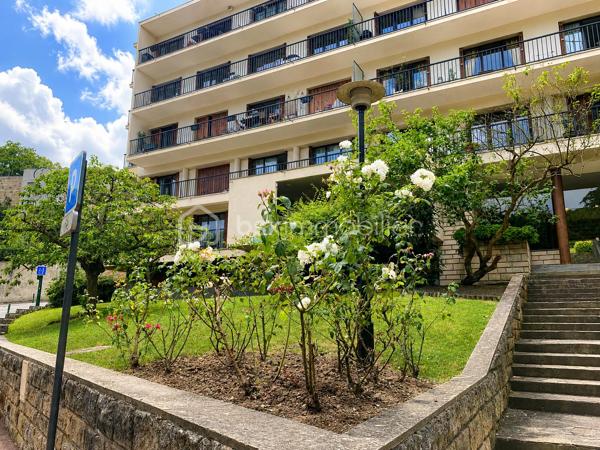 Situé au sein d’une résidence recherchée, calme et arborée avec gardien et espaces verts privatifs réservés aux résidents, à proximité immédiate du centre-ville, des écoles et du Parc du Château, découvrez ce bel appartement familial de 4 pièces situé au 2ᵉ étage avec ascenseur.
Il se compose d’une vaste entrée avec dressing et placards, d’une cuisine indépendante, ainsi que d’un double séjour lumineux ouvrant sur un agréable balcon filant. Un WC invités complète l’espace de vie.
L’espace nuit offre un dégagement avec de nombreux rangements, une salle d’eau, deux chambres dont une avec accès balcon, une salle de bains ainsi qu’un second WC indépendant.
En annexes : une cave en sous-sol ainsi que deux emplacements de stationnement, l’un en sous-sol et l’autre en extérieur.
Appartement offrant un fort potentiel d’aménagement :
Possibilité d’ouvrir la cuisine afin de créer une cuisine dinatoire,
Possibilité de recréer une troisième chambre en refermant une partie du double séjour.
Un bien dans un environnement privilégié, idéal pour une famille ou un projet de personnalisation.