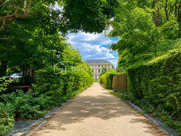 Situé au sein d’une résidence recherchée, calme et arborée avec gardien et espaces verts privatifs réservés aux résidents, à proximité immédiate du centre-ville, des écoles et du Parc du Château, découvrez ce bel appartement familial de 4 pièces situé au 2ᵉ étage avec ascenseur.
Il se compose d’une vaste entrée avec dressing et placards, d’une cuisine indépendante, ainsi que d’un double séjour lumineux ouvrant sur un agréable balcon filant. Un WC invités complète l’espace de vie.
L’espace nuit offre un dégagement avec de nombreux rangements, une salle d’eau, deux chambres dont une avec accès balcon, une salle de bains ainsi qu’un second WC indépendant.
En annexes : une cave en sous-sol ainsi que deux emplacements de stationnement, l’un en sous-sol et l’autre en extérieur.
Appartement offrant un fort potentiel d’aménagement :
Possibilité d’ouvrir la cuisine afin de créer une cuisine dinatoire,
Possibilité de recréer une troisième chambre en refermant une partie du double séjour.
Un bien dans un environnement privilégié, idéal pour une famille ou un projet de personnalisation.