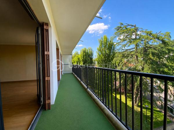 Situé au sein d’une résidence recherchée, calme et arborée avec gardien et espaces verts privatifs réservés aux résidents, à proximité immédiate du centre-ville, des écoles et du Parc du Château, découvrez ce bel appartement familial de 4 pièces situé au 2ᵉ étage avec ascenseur.
Il se compose d’une vaste entrée avec dressing et placards, d’une cuisine indépendante, ainsi que d’un double séjour lumineux ouvrant sur un agréable balcon filant. Un WC invités complète l’espace de vie.
L’espace nuit offre un dégagement avec de nombreux rangements, une salle d’eau, deux chambres dont une avec accès balcon, une salle de bains ainsi qu’un second WC indépendant.
En annexes : une cave en sous-sol ainsi que deux emplacements de stationnement, l’un en sous-sol et l’autre en extérieur.
Appartement offrant un fort potentiel d’aménagement :
Possibilité d’ouvrir la cuisine afin de créer une cuisine dinatoire,
Possibilité de recréer une troisième chambre en refermant une partie du double séjour.
Un bien dans un environnement privilégié, idéal pour une famille ou un projet de personnalisation.