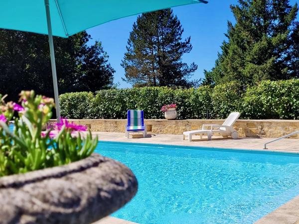 Maison avec piscine, maison d'amis et 1,6 hectare à pied du centre de Gourdon
