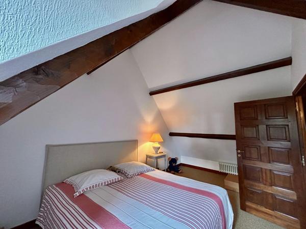 Maison avec piscine, maison d'amis et 1,6 hectare à pied du centre de Gourdon