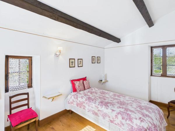Maison avec piscine, maison d'amis et 1,6 hectare à pied du centre de Gourdon
