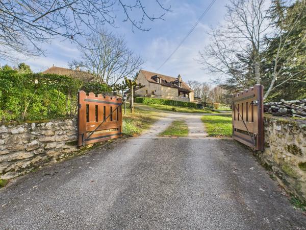 Maison avec piscine, maison d'amis et 1,6 hectare à pied du centre de Gourdon