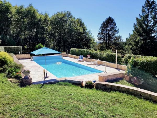 Maison avec piscine, maison d'amis et 1,6 hectare à pied du centre de Gourdon