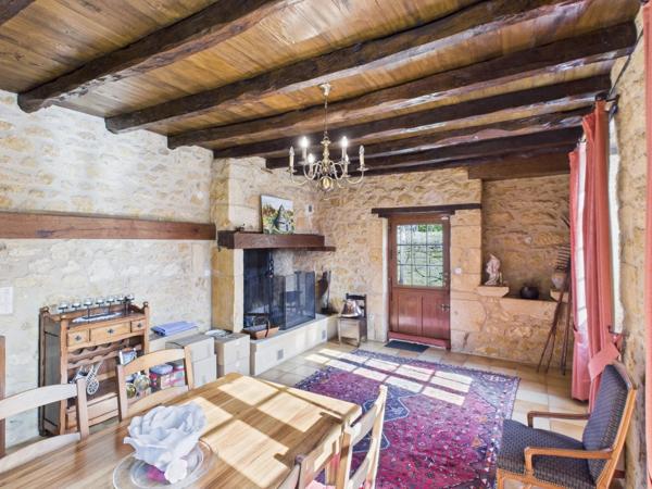 Maison avec piscine, maison d'amis et 1,6 hectare à pied du centre de Gourdon