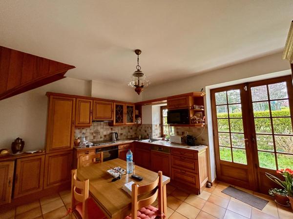 Maison avec piscine, maison d'amis et 1,6 hectare à pied du centre de Gourdon