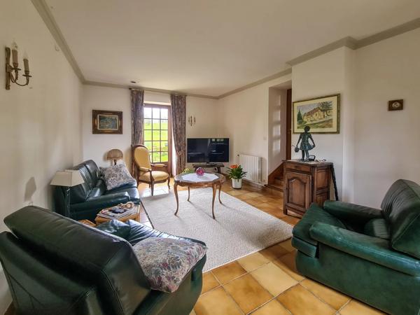 Maison avec piscine, maison d'amis et 1,6 hectare à pied du centre de Gourdon