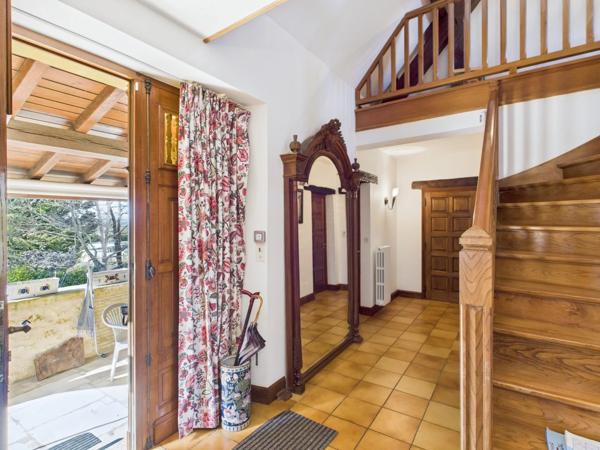 Maison avec piscine, maison d'amis et 1,6 hectare à pied du centre de Gourdon