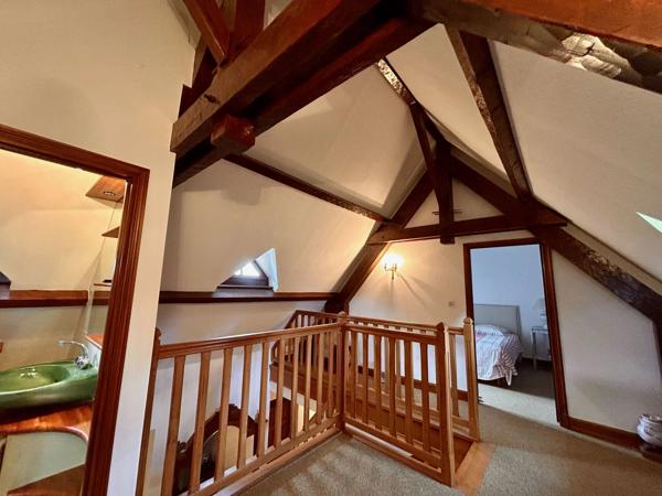 Maison avec piscine, maison d'amis et 1,6 hectare à pied du centre de Gourdon
