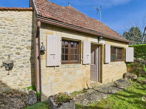 Maison avec piscine, maison d'amis et 1,6 hectare à pied du centre de Gourdon
