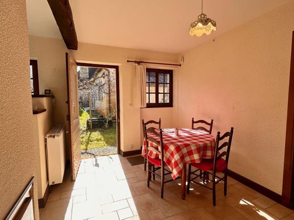 Maison avec piscine, maison d'amis et 1,6 hectare à pied du centre de Gourdon