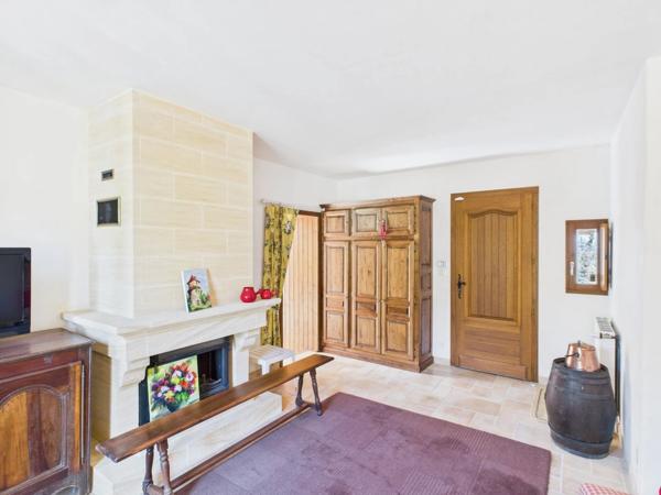 Maison avec piscine, maison d'amis et 1,6 hectare à pied du centre de Gourdon