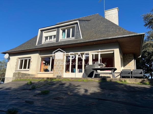 À 5 minutes de Vitré – Maison familiale à réinventer, avec grand terrain et beaux volumes !