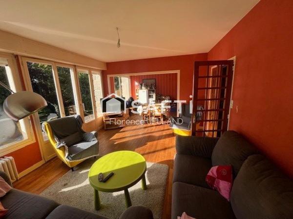 À 5 minutes de Vitré – Maison familiale à réinventer, avec grand terrain et beaux volumes !