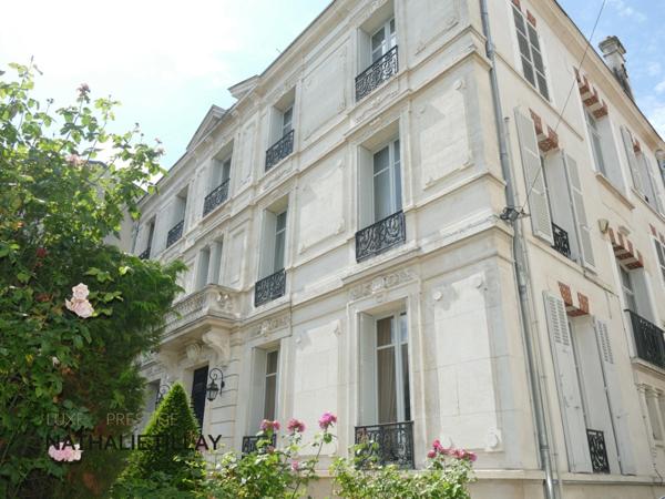 Orleans centre, a vendre, Hotel particulier de 465 m², parc paysagé et dépendances.