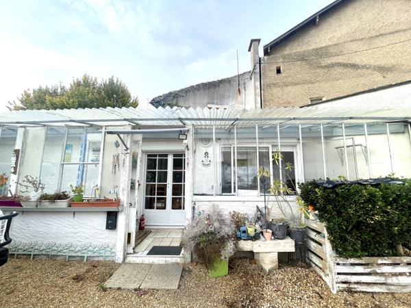 MAISON DE BOURG AVEC COUR ET GARAGE - MIREBEAU