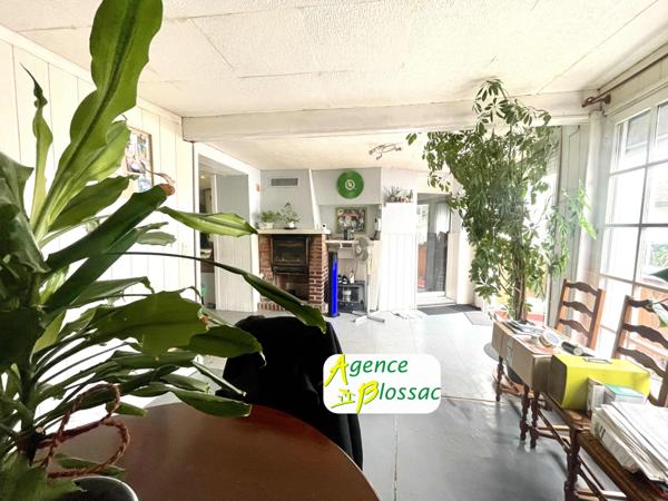 MAISON DE BOURG AVEC COUR ET GARAGE - MIREBEAU