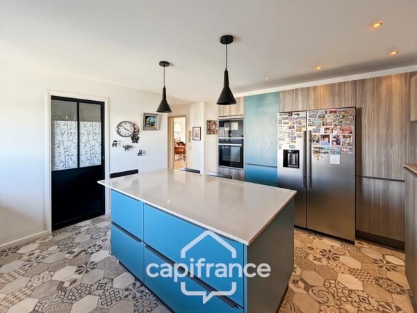Appartement à vendre 4 pièces HYERES (83) - 147m2- 4ème et dernièr Etage- Accès direct GARAGE