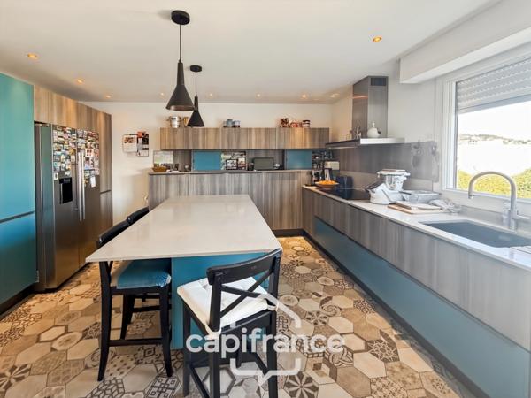 Appartement à vendre 4 pièces HYERES (83) - 147m2- 4ème et dernièr Etage- Accès direct GARAGE