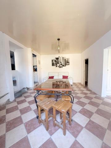 Maison à fort potentiel avec des dépendances