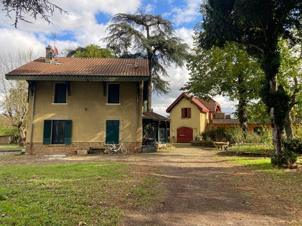 Deux maisons avec parc de 6910m²  vu Saône