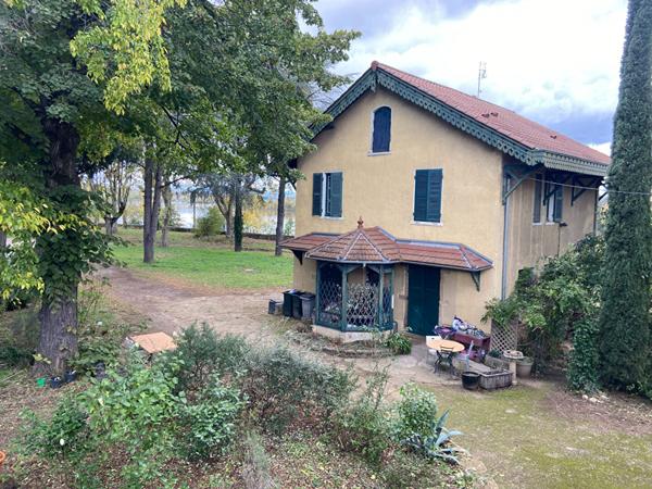Deux maisons avec parc de 6910m²  vu Saône
