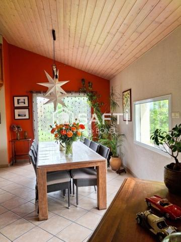 Une belle et spacieuse maison contemporaine