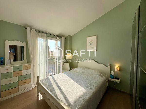 Maison mitoyenne d’un coté,3 chambres,1 bureau ,jardin