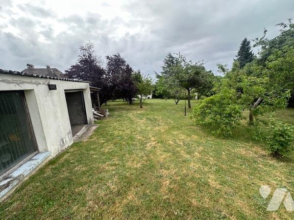 Une Maison avec un beau jardin à PONT SUR YONNE