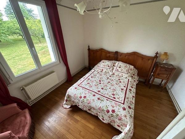 Une Maison avec un beau jardin à PONT SUR YONNE