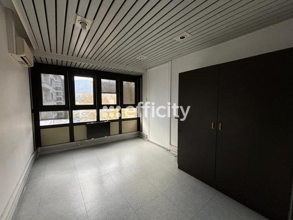 Bureau 8 pièces - 129 m²