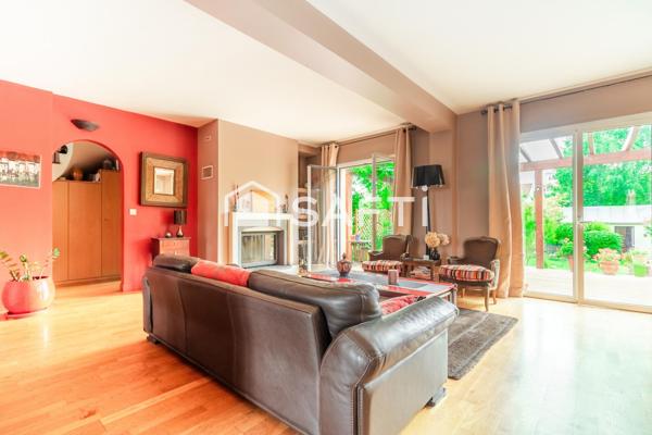 Une maison familiale rare aux volumes généreux, avec jardin, terrasse et espace professionnel indépendant.