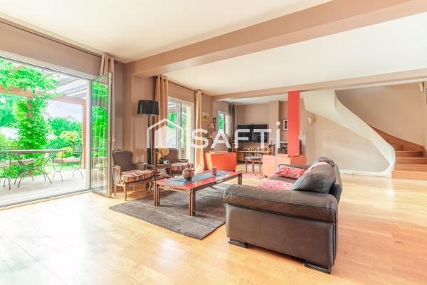 Une maison familiale rare aux volumes généreux, avec jardin, terrasse et espace professionnel indépendant.