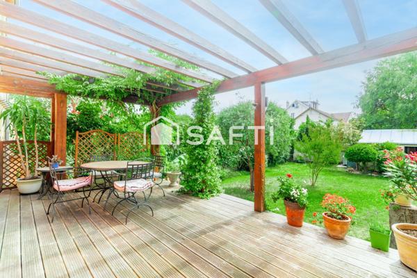 Une maison familiale rare aux volumes généreux, avec jardin, terrasse et espace professionnel indépendant.