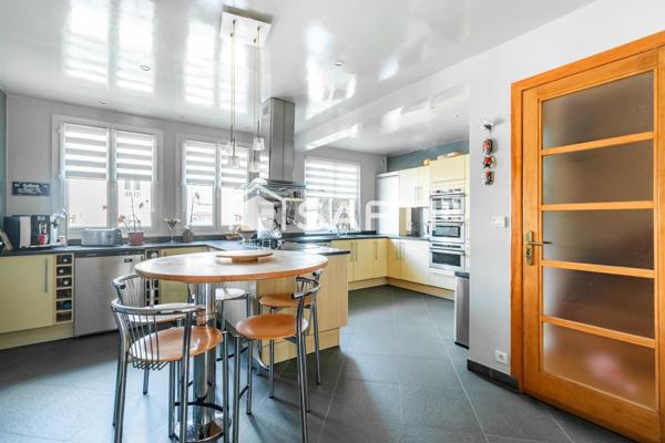 Une maison familiale rare aux volumes généreux, avec jardin, terrasse et espace professionnel indépendant.