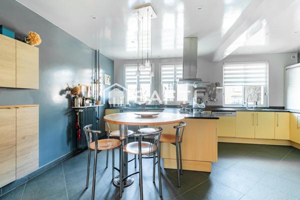 Une maison familiale rare aux volumes généreux, avec jardin, terrasse et espace professionnel indépendant.