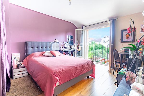 Une maison familiale rare aux volumes généreux, avec jardin, terrasse et espace professionnel indépendant.