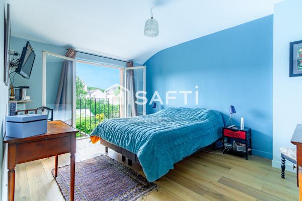 Une maison familiale rare aux volumes généreux, avec jardin, terrasse et espace professionnel indépendant.