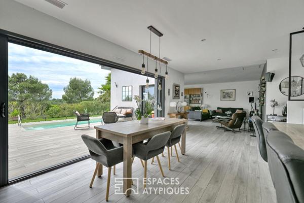 Villa contemporaine de plain pied avec piscine et vue