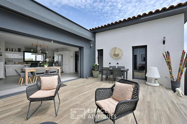 Villa contemporaine de plain pied avec piscine et vue