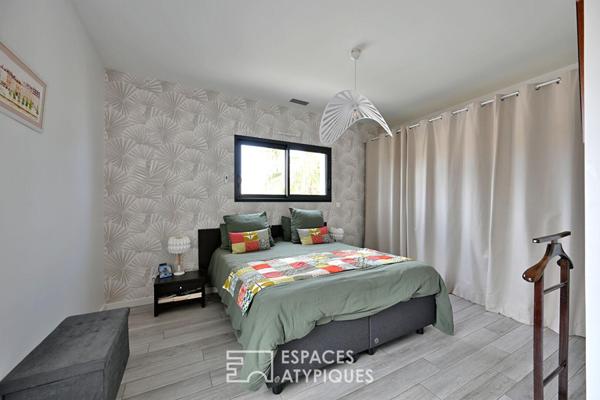 Villa contemporaine de plain pied avec piscine et vue