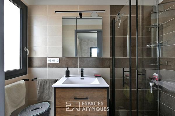 Villa contemporaine de plain pied avec piscine et vue