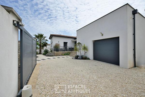 Villa contemporaine de plain pied avec piscine et vue