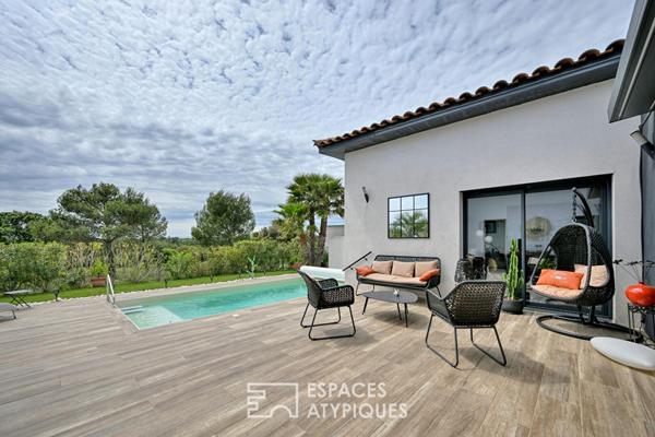Villa contemporaine de plain pied avec piscine et vue