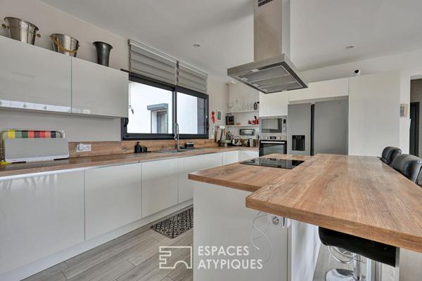 Villa contemporaine de plain pied avec piscine et vue