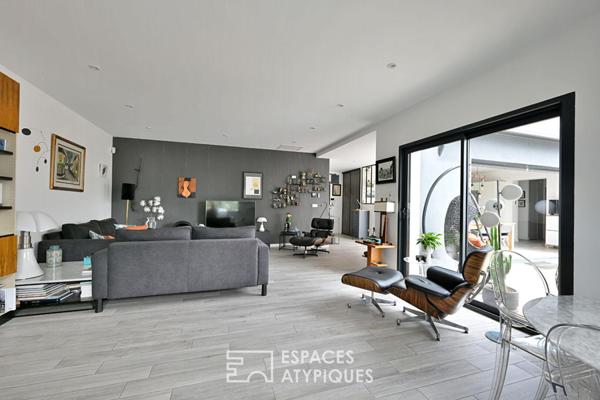 Villa contemporaine de plain pied avec piscine et vue