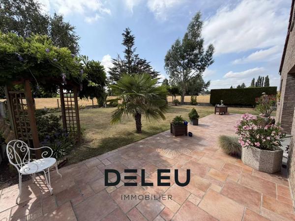 MAISON INDIVIDUELLE DE 160 M² – 3 CHAMBRES, BUREAU, GARAGE, JARDIN ET STATIONNEMENTS – ENVIRONNEMENT CAMPAGNE