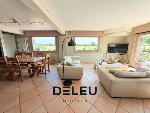 MAISON INDIVIDUELLE DE 160 M² – 3 CHAMBRES, BUREAU, GARAGE, JARDIN ET STATIONNEMENTS – ENVIRONNEMENT CAMPAGNE